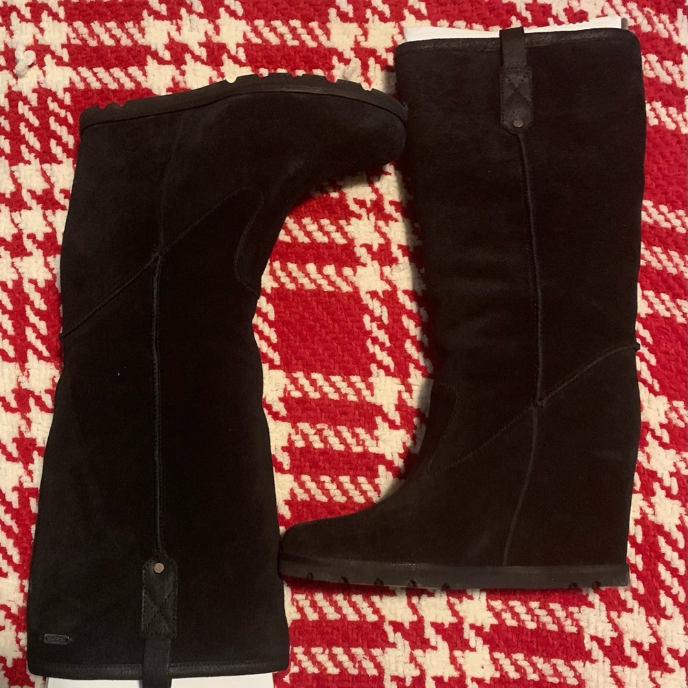 Ugg Black wedge NEVER WORN Size 9 Very cute/comfortable but just collecting dust